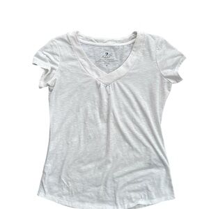 Kuhl Women's white V-Neck Tee size M